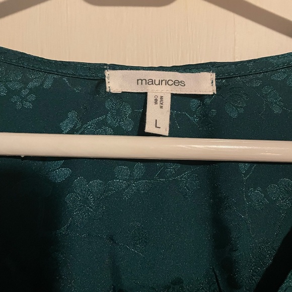 Pretty HOLIDAY blouse
Satin, floral embossed print, front ruching. - Picture 3 of 3